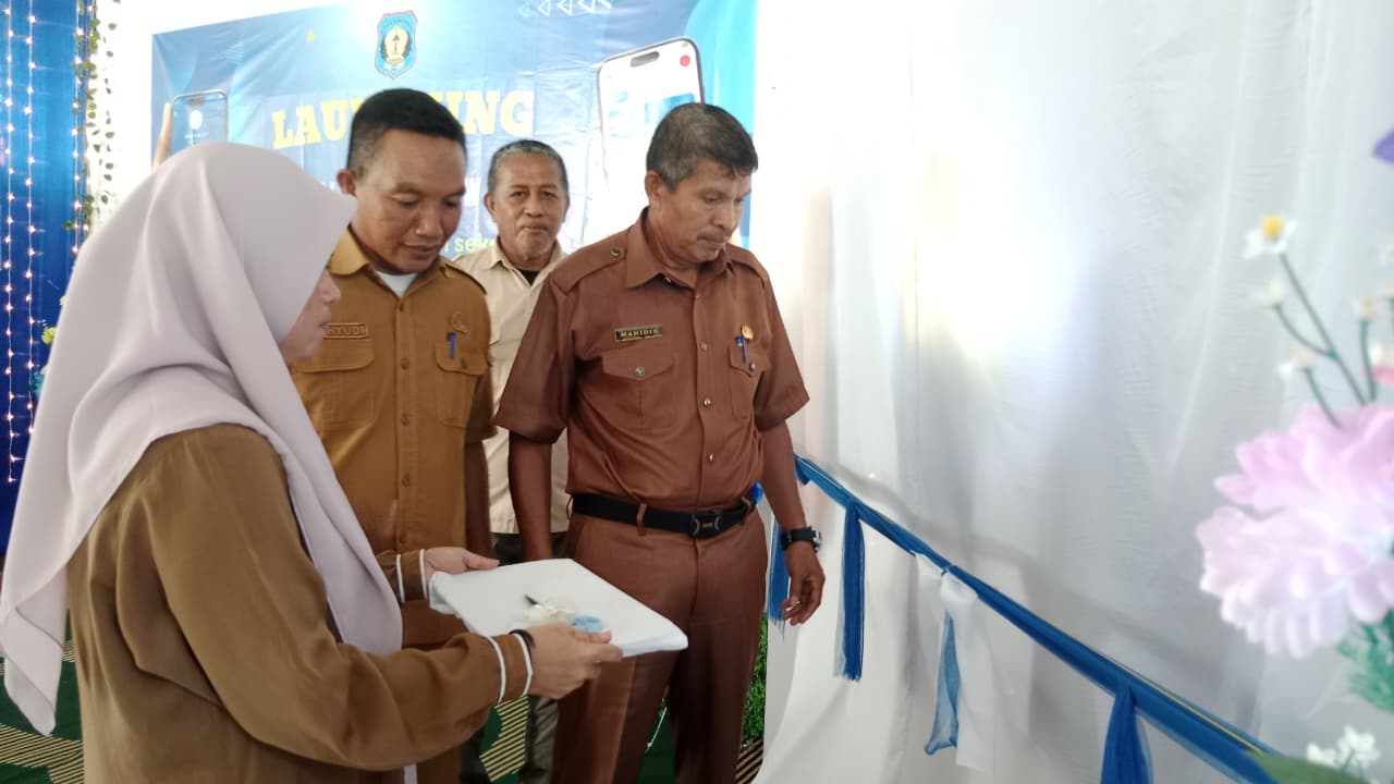 Pemotongan Pita sebagai Simbolis Launching Aplikasi S.M.A.R.T Wabula